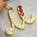 ルビーとダイヤを留めたMペンダント製作途中の写真