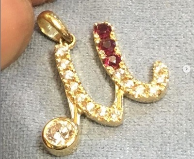 ルビーとダイヤを留めたMペンダント製作途中の写真