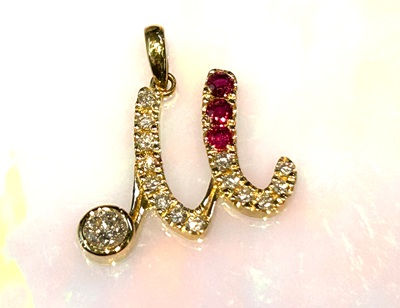 完成したルビーとダイヤモンドのイニシャルMペンダント