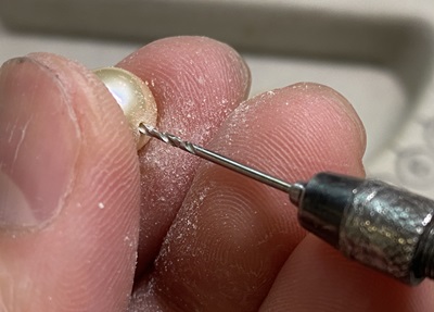 あこや真珠の下準備として穴口を丁寧に確認し加工している手元