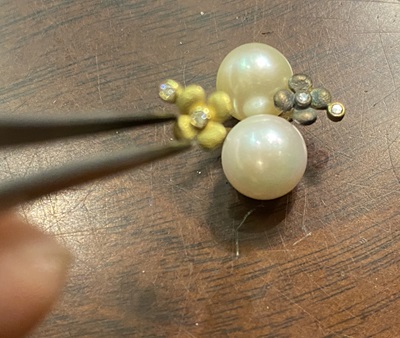 二つのあこや真珠と装飾パーツの位置を調整している製作途中の写真