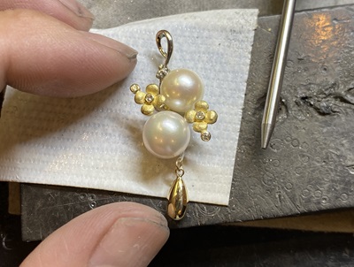 完成直前の揺れるあこや真珠ペンダントを確認している写真