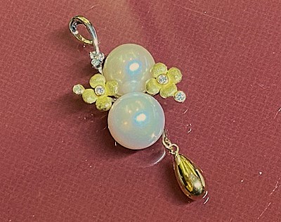 完成した二つのあこや真珠の揺れるオーダーペンダント