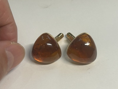 三角形に近い丸みのある琥珀カフスを正面から写した写真
