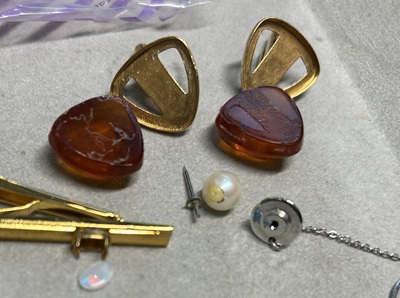 カフスの裏金具や周辺パーツを外した途中工程の写真