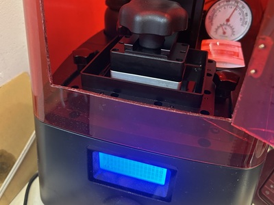 3Dプリンター本体で原型出力を行っている写真