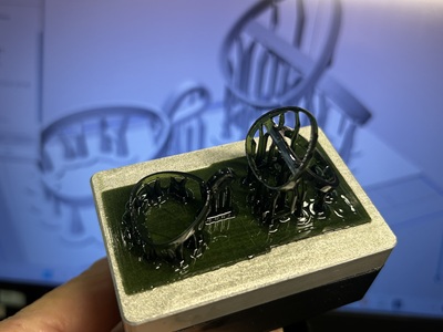 出力されたばかりのリングとペンダントの樹脂原型写真