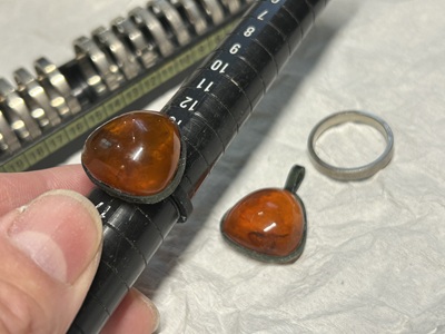 3Dプリントした枠に琥珀をセット、リングゲージでサイズの確認、ペンダント枠と並べて確認した写真
