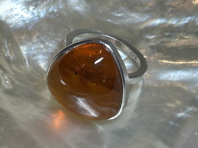 完成した琥珀リングを正面から写した写真