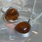 完成した琥珀リングとペンダントを並べて写した写真