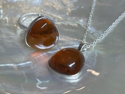 完成した琥珀リングとペンダントを並べて写した写真
