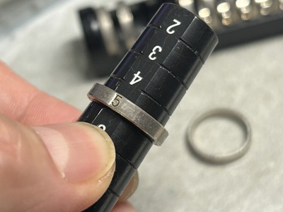 お嬢様のリングサイズ計測