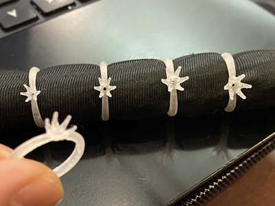 3Dプリンターで出力された指輪の原型、樹脂モデル