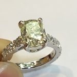 センターの大きなダイヤモンドをセッティングしている手元のアップ