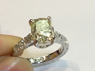 センターの大きなダイヤモンドをセッティングしている手元のアップ