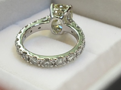 完成した、センターダイヤをメレダイヤが囲む豪華なフルエタニティリング