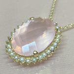 完成したK18ローズクォーツ・ベビーパールペンダント。繊細なゴールドチェーンに通され、上品な輝きを見せている。