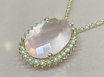 完成したK18ローズクォーツ・ベビーパールペンダント。繊細なゴールドチェーンに通され、上品な輝きを見せている。