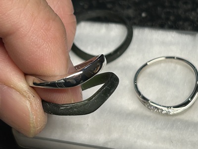 完成リングと3Dプリント原型を並べて形状を比較している写真