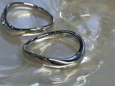 なめらかなラインに仕上がった結婚指輪2本を並べた写真