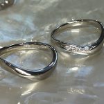 メレダイヤ入りの結婚指輪を含む完成ペアリングの写真