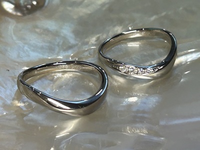 メレダイヤ入りの結婚指輪を含む完成ペアリングの写真