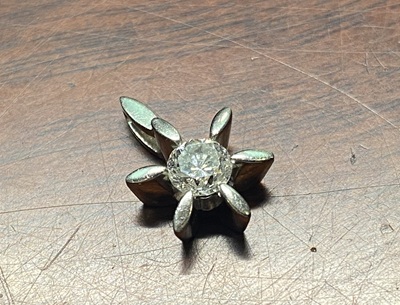 昔ながらの星型デザインのダイヤモンドペンダントトップ