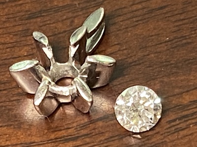 外されたダイヤモンドと元の星型の空枠