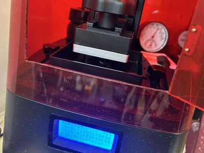 光造形3Dプリンターで樹脂モデルを出力している様子