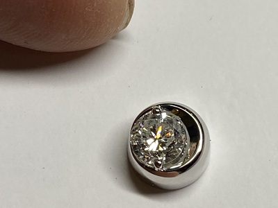 鋳造され金属になった枠にダイヤモンドをセッティングした様子