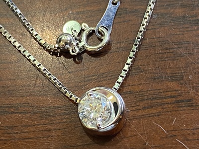 綺麗に磨き上げられ完成した三日月デザインのダイヤモンドペンダント