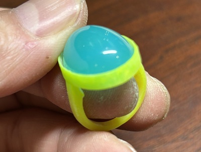 ブルーカルセドニーを樹脂原型の上に載せて仮合わせした写真