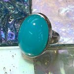 完成したブルーカルセドニーのシンプルリングを斜めから写した写真
