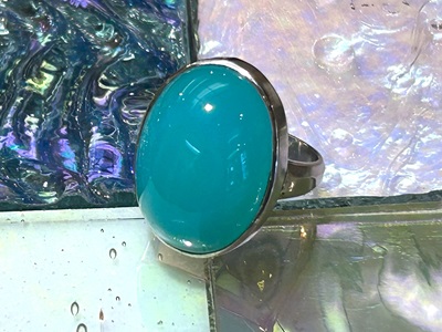 完成したブルーカルセドニーのシンプルリングを斜めから写した写真