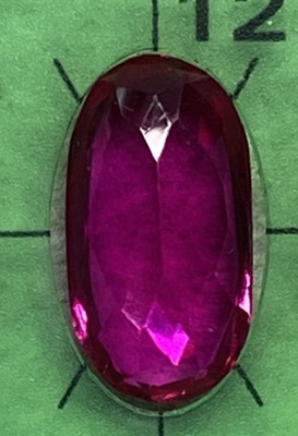 お婆様から譲り受けた指輪に使われていた赤いオーバル石