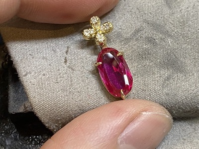 お花モチーフと赤い石が一体になったペンダント製作途中