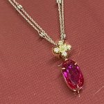 完成した赤い石のお花モチーフペンダントをチェーンに通した写真