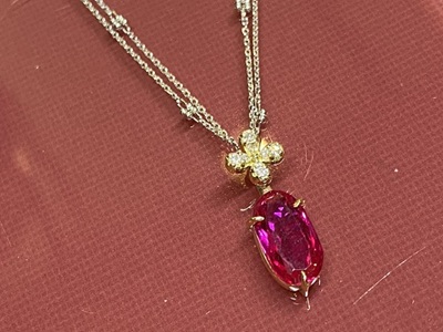 完成した赤い石のお花モチーフペンダントをチェーンに通した写真