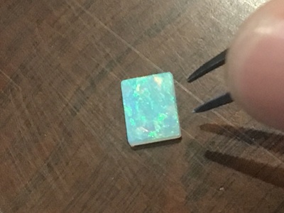 誕生石として選ばれたスクエアカットのオパールルース