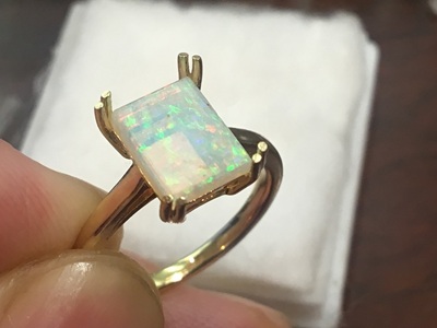 石留めが進んだスクエアオパールリングの途中写真