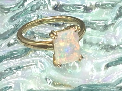 完成したスクエアオパールの誕生石リング