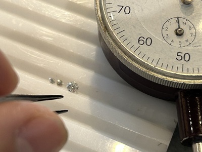 ノギスでダイヤモンドのサイズを測っている様子