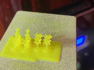 3Dプリントされた二つのペンダントデザイン。樹脂モデル