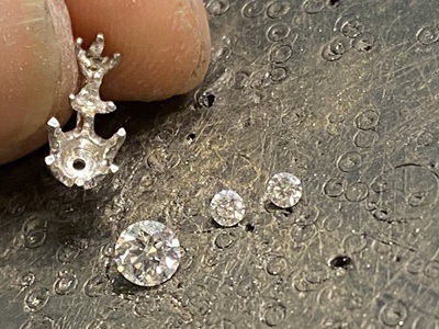 縦並びのシンプルペンダントがプラチナへと鋳造されました。