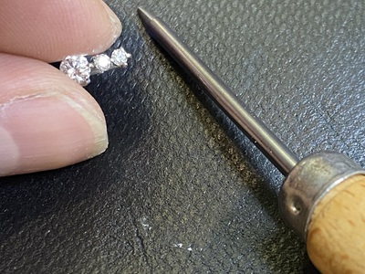 3つのダイヤモンドがようやく石留されました。