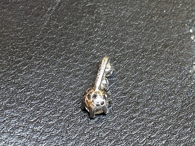 綺麗に磨き上げられ完成した3石のダイヤモンドペンダントトップ、裏側に刻印していきます。