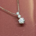 チェーンを通し、美しく輝く完成品のダイヤモンドペンダント