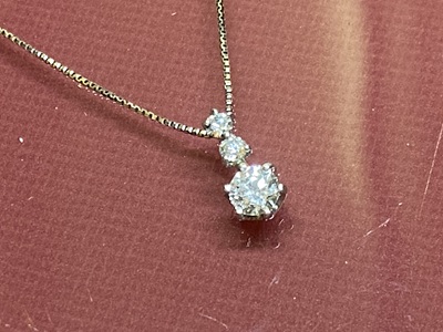 チェーンを通し、美しく輝く完成品のダイヤモンドペンダント