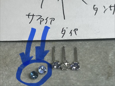 タンザナイトのピアスと深みのあるサファイアのルース