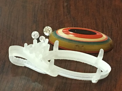 試作枠と堆朱、ダイヤモンドを並べて確認している様子